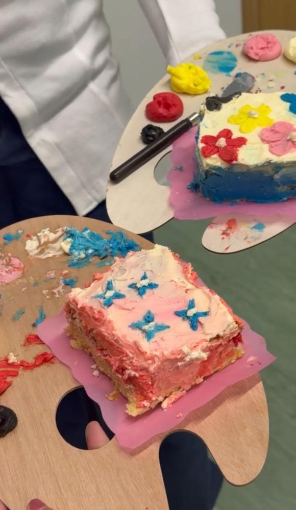 Painted cakes on palette boards at the cake painting experience